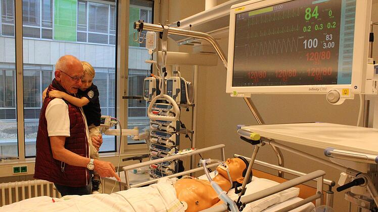Keine Angst vor künstlichen Patienten zu Simulationszwecken hatten, hier Opa und Enkel.