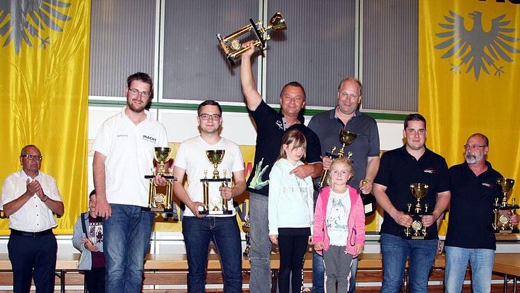 Zweiter Bürgermeister Jürgen Englert (von links) applaudiert den Gesamtzweiten John Macht/ Felix Kiesling, den Gesamtsiegern Rudolf Reindl/ Michael Ehrle und den Drittplatzierten Patrik Dinkel/ Hans Peter Wollner.Karlheinz Franz