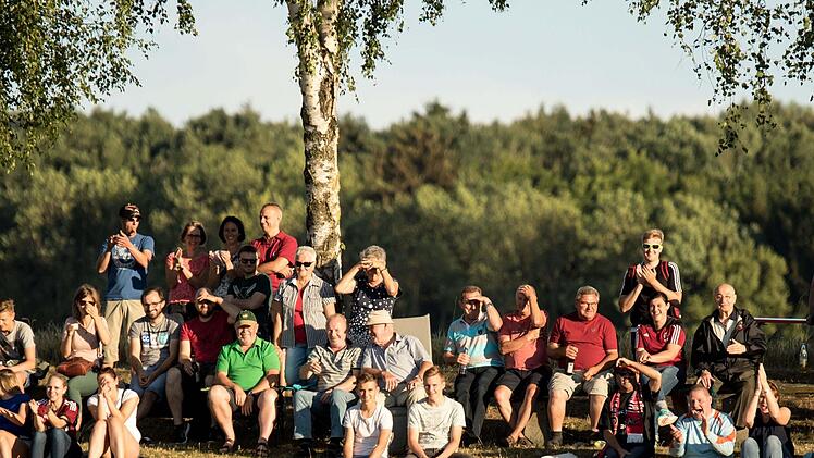 Altherren-Fu&szlig;ball auf hohem Niveau in der Abendsonne lie&szlig;en sich viele Zuschauer nicht entgehen.