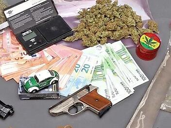Sichergestelltes Rauschgift, Bargeld und Waffen - diese Gegenstände befanden sich in einer Wohnung im Landkreis Coburg.  Foto: Polizei