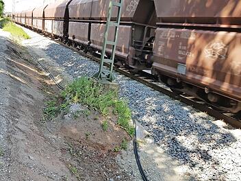 Vor der Montage des Zauns war die Nähe zwischen Fußweg und Gleis bedrohlich.  Foto: Ekkehard Roepert