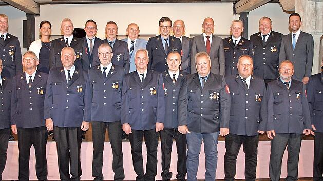 16 Feuerwehrm&auml;nner wurden f&uuml;r 40-j&auml;hrige Dienstzeit mit dem Feuerwehr-Ehrenzeichen in Gold ausgezeichnet und durften die Gl&uuml;ckw&uuml;nsche der Ehreng&auml;ste entgegennehmen.