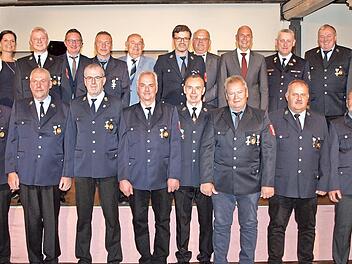16 Feuerwehrm&auml;nner wurden f&uuml;r 40-j&auml;hrige Dienstzeit mit dem Feuerwehr-Ehrenzeichen in Gold ausgezeichnet und durften die Gl&uuml;ckw&uuml;nsche der Ehreng&auml;ste entgegennehmen.