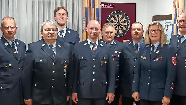 Unser Bild zeigt (von links) 1. Kommandanten Michael Greger, Christian Beck, Thomas Baus, Dirk Fischer, Kreisbrandmeister Volker H&auml;gerich, Holger B&ouml;rner, Birgit Below und B&uuml;rgermeister Dieter Muth.