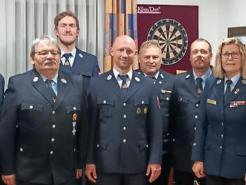 Unser Bild zeigt (von links) 1. Kommandanten Michael Greger, Christian Beck, Thomas Baus, Dirk Fischer, Kreisbrandmeister Volker Hägerich, Holger Börner, Birgit Below und Bürgermeister Dieter Muth.