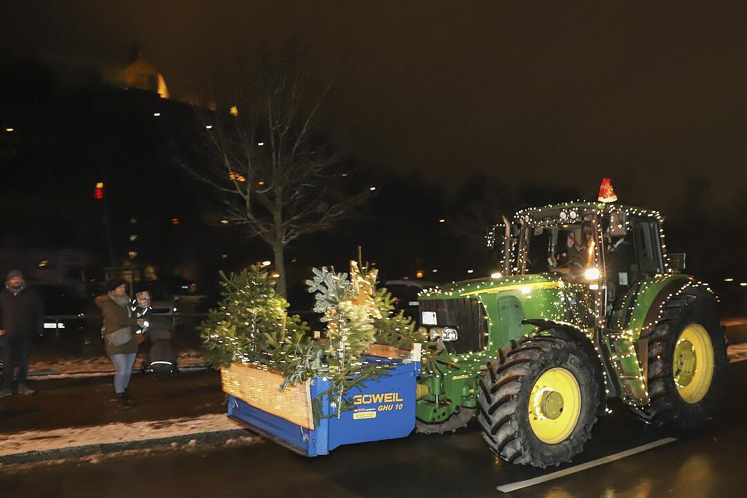 In Kulmbach durfte die beliebte Lichterfahrt der Traktoren stattfinden.