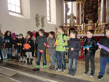 Für die erste gemeinsame Kommunion musste natürlich auch eifrig geprobt werden. Alle Kinder wurden dafür von ihren Eltern nach Großwenkheim in die Kirche gebracht. Foto: Anton Then