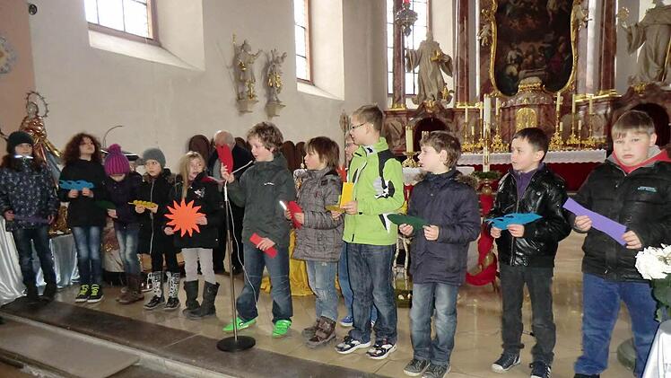 Für die erste gemeinsame Kommunion musste natürlich auch eifrig geprobt werden. Alle Kinder wurden dafür von ihren Eltern nach Großwenkheim in die Kirche gebracht. Foto: Anton Then