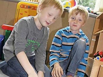 Zu alt, um mit Lego zu spielen, sind Jannis Feulner (6) und Brian Schokow (7) noch lange nicht, erklären die beiden.  Fotos: Sonja Adam