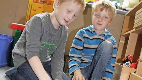 Zu alt, um mit Lego zu spielen, sind Jannis Feulner (6) und Brian Schokow (7) noch lange nicht, erklären die beiden.  Fotos: Sonja Adam