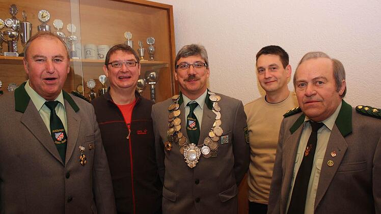 Eingerahmt von den Schützenmeistern stellt sich der neue Schützenkönig von Hohn mit seinen Rittern dem Fotografen: König Harald Schmitt (Mitte), 1. Ritter Manfred Bauer (links), 2. Ritter Andreas Pätzold (rechts). Foto: Arnold Nöth