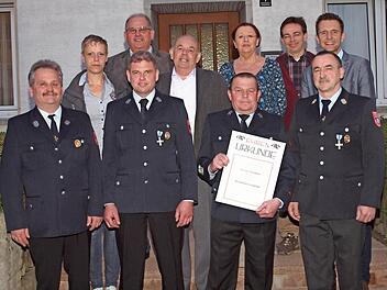 Kommandantenwahl bei der Feuerwehr Mönchkröttendorf. Vorn v. r. Kommandant Alexander Hohner, Ehrenkommandant Werner Kirschner, Adjutant Thomas Funk, Vorsitzender Wolfgang Krappmann; hinten v. r. Bürgermeister Andreas Hügerich, Peter Zillig, Angelika Seidel, Roland Lowig, Otto Dinkel und Alexandra Strauch Foto: Alfred Thieret