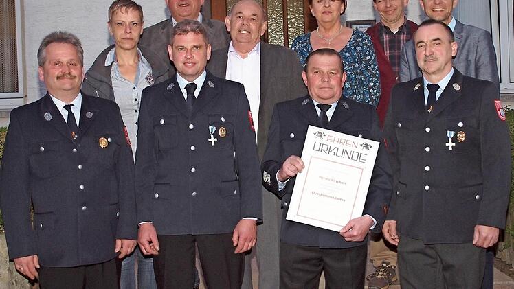 Kommandantenwahl bei der Feuerwehr Mönchkröttendorf. Vorn v. r. Kommandant Alexander Hohner, Ehrenkommandant Werner Kirschner, Adjutant Thomas Funk, Vorsitzender Wolfgang Krappmann; hinten v. r. Bürgermeister Andreas Hügerich, Peter Zillig, Angelika Seidel, Roland Lowig, Otto Dinkel und Alexandra Strauch Foto: Alfred Thieret