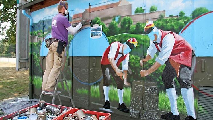 Sprayer Markus Ronge macht aus dem Trafohäuschen ein Kunstwerk, auf dem Büttner und die Plassenburg zu sehen sind. Foto: Sonja Adam