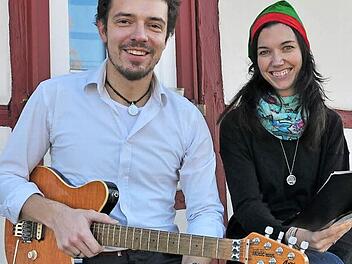 Monika Brand aus Obertheres hat das Musical "Weihnachten für jedermann" geschrieben, und ihr Mann Gerald Brand hat dazu die Arrangements für die Live-Band geschrieben.  Foto: Ulrike Langer