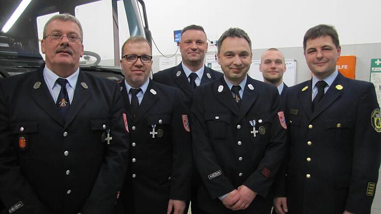 Ehrungen bei der Feuerwehr Bertelsdorf (von links): Kommandant Matthias Knorr, Heiko Fischer (30 Jahre Mitglied), Vize-Kommandant Rainer Brehm, Peter Hecke (30 Jahre Mitglied), Stadtbrandinspektor Daniel Fritz und Stadtbrandrat Ingolf Stökl. Foto: Martin Koch