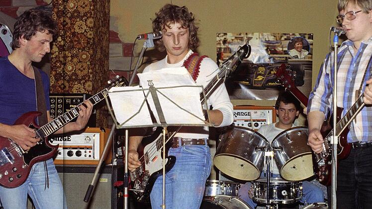 Die Gruppe Mercury 1979 bei einem Auftritt. Damals spielten mit (von links) Richard Schmitt, Paul Pock, Manfred Gareis und Kurt Schleicher.  Foto: privat