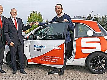 Walter Partheymüller und Holger Löffler-Abt übergeben den Fahrzeugschlüssel an Matthias Emmer.  Foto: Stefan Kornherr