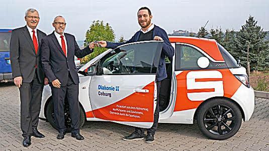 Walter Partheymüller und Holger Löffler-Abt übergeben den Fahrzeugschlüssel an Matthias Emmer.  Foto: Stefan Kornherr