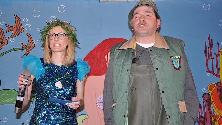 Sabine Leinweber und Matthias Müller führten durch das närrische Programm. Foto: Petra Heurich