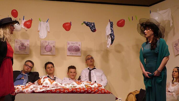 Impressionen von der Theater-Premiere in Marktaschorgast. Foto: Werner Reißaus
