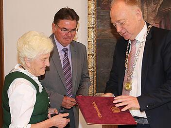 Mit der Stadtmedaille in Silber zeichnete Bürgermeister Helmut Blank  (rechts) Elisabeth Lenhardt (links) aus Wermerichshausen und Bruno Schäfer aus Münnerstadt  aus. Foto: Dieter Britz