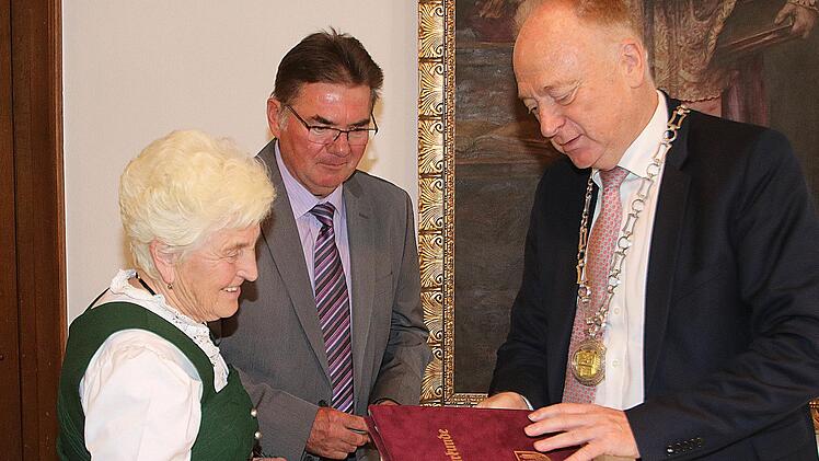 Mit der Stadtmedaille in Silber zeichnete Bürgermeister Helmut Blank  (rechts) Elisabeth Lenhardt (links) aus Wermerichshausen und Bruno Schäfer aus Münnerstadt  aus. Foto: Dieter Britz