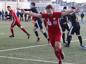 Zum Matchwinner im Bezirksliga-Spitzenspiel avancierte der &uuml;berragende FCC-St&uuml;rmer Lukas Mosert mit einem Dreierpack, den die durch eine Universit&auml;ts-Auslandsreise zahlreicher Akteure erheblich ersatzgeschw&auml;chte Eintracht nie in den Griff bekam; im Hintergrund Daniel Sam (links).Hartmut Guhling