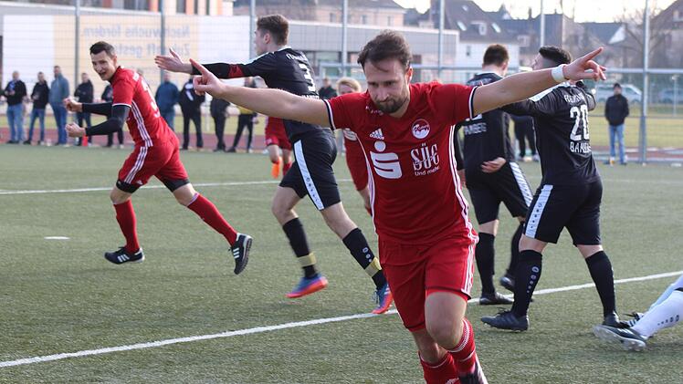 Zum Matchwinner im Bezirksliga-Spitzenspiel avancierte der &uuml;berragende FCC-St&uuml;rmer Lukas Mosert mit einem Dreierpack, den die durch eine Universit&auml;ts-Auslandsreise zahlreicher Akteure erheblich ersatzgeschw&auml;chte Eintracht nie in den Griff bekam; im Hintergrund Daniel Sam (links).Hartmut Guhling