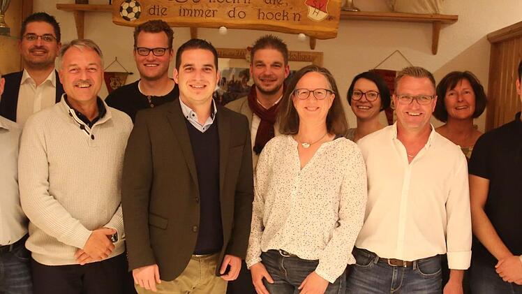 Martina Kilian löst Maximilian Neeb als Vorstand der Freien Wähler "Bürgerblock" Seßlach ab (Bildmitte, vorn). Bei den turnusmäßigen Neuwahlen im Sportheim des SV Heilgersdorf folgten die Mitglieder dem Vorschlag des neuen Bürgermeisters, der nach seinem Wahlsieg nicht mehr kandidierte. Wie Kilian wurden alle weiteren Vorstandsmitglieder einstimmig gewählt. Von links: Berthold Borczyk, Bernd Schleicher, Uwe Gemeinhardt, Kreisvorsitzender Christian Gunsenheimer, Bertram Rippl, Axel Dressel, Ma...