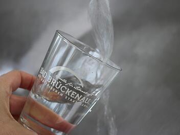 Das Heilwasser des Georgi-Sprudels kommt aus 554 Metern Tiefe. Es weist mit 915 Milligramm pro Liter einen extrem hohen Kalziumwert auf. Foto: Julia Raab