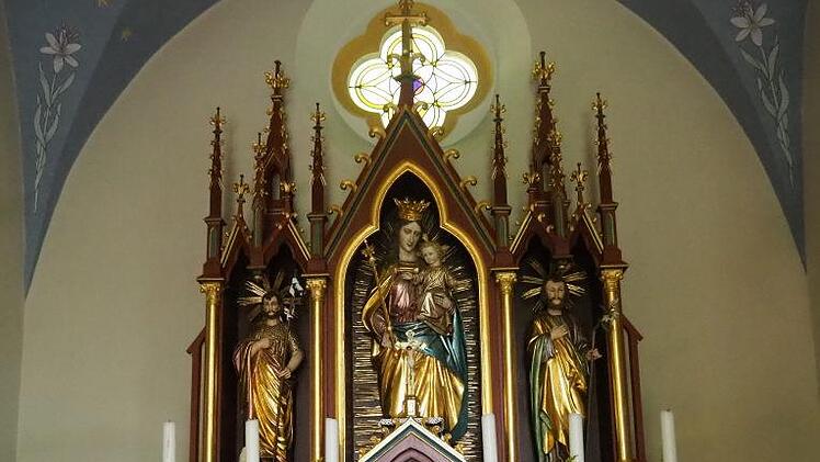 Der Altar in der Kapelle. Das Baumstück, in dem man die Hostie gefunden hatte, wurde aus der alten Kapelle übernommen und in den neuen Altar integriert.  Foto: Andrea Spörlein