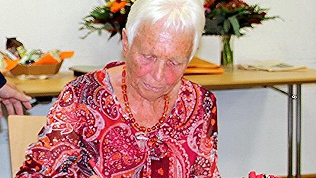 Hannelore M&uuml;ller wurde von B&uuml;rgermeister Hennemann als "Mutter der TV Ebern-Turner" gew&uuml;rdigt und trug  sich in das Goldene Buch der Stadt Ebern ein.Helmut Will