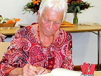 Hannelore Müller wurde von Bürgermeister Hennemann als "Mutter der TV Ebern-Turner" gewürdigt und trug  sich in das Goldene Buch der Stadt Ebern ein.Helmut Will