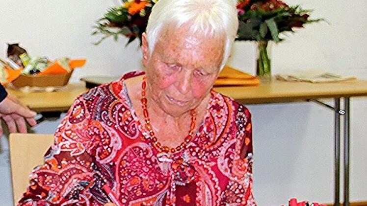 Hannelore Müller wurde von Bürgermeister Hennemann als "Mutter der TV Ebern-Turner" gewürdigt und trug  sich in das Goldene Buch der Stadt Ebern ein.Helmut Will