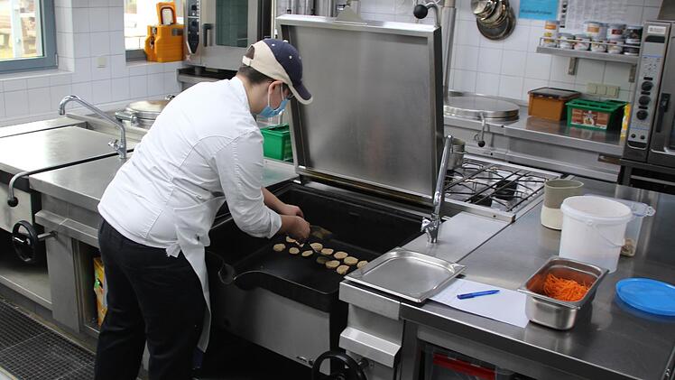 Azubi Robin Leibold steht alleine in der Küche und kocht für die sechs Gäste des Haus Volkersberg. Foto: Ellen Mützel