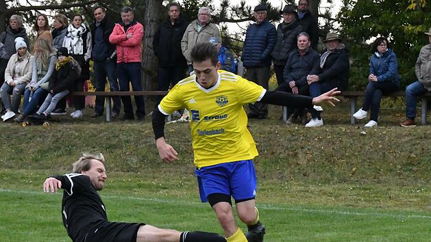 Oerlenbachs Noah Pentenrieder zieht an Simon Knobling  von der         SG WMP Lauertal vorbei. Foto: Hopf