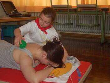 Entspannung pur. Gestresste Eltern und Großeltern kommen im Massagetempel zur Ruhe. Julia Pauls massiert ihrer Mutter Irina die Schultern mit einem Massageball. Fotos: Gabi Arnold