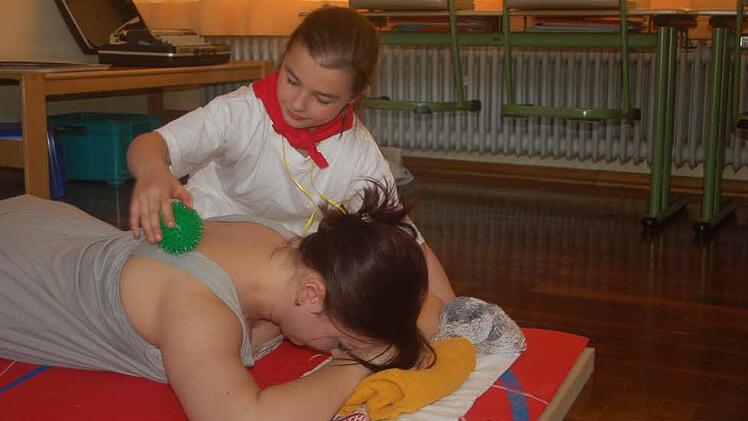 Entspannung pur. Gestresste Eltern und Großeltern kommen im Massagetempel zur Ruhe. Julia Pauls massiert ihrer Mutter Irina die Schultern mit einem Massageball. Fotos: Gabi Arnold