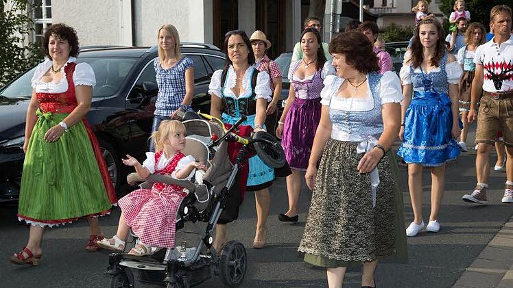 Traditionell: Trachtenmode war angesagt auf der Michlaarer Kerwa.