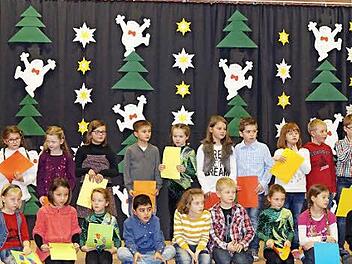 Die Schultheatergruppe in Ludwigsstadt mit dem Stück "Weihnachten fällt aus!"  Foto: Sigrid Rosenbusch