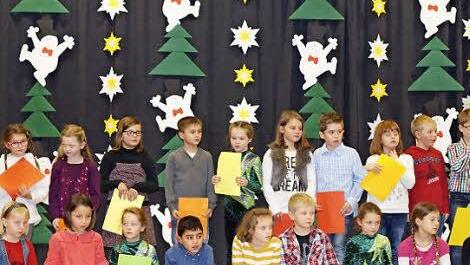 Die Schultheatergruppe in Ludwigsstadt mit dem Stück "Weihnachten fällt aus!"  Foto: Sigrid Rosenbusch
