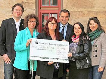 Stefan Sauerbrey (Pörtnerhof), Sylke Hahn, Daniela Herbst und Leiter Rainer Maier (alle Volkshochschule Coburg) übergaben einen Rekord-Spendenscheck über 2535 Euro an Barbara Knötig und Sabine Tracht (alle von links) vom Würzburger Blindeninstitut. Foto: Bettina Knauth