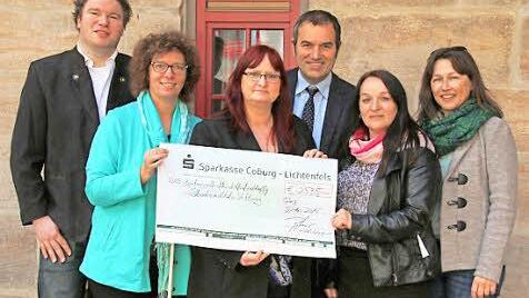 Stefan Sauerbrey (Pörtnerhof), Sylke Hahn, Daniela Herbst und Leiter Rainer Maier (alle Volkshochschule Coburg) übergaben einen Rekord-Spendenscheck über 2535 Euro an Barbara Knötig und Sabine Tracht (alle von links) vom Würzburger Blindeninstitut. Foto: Bettina Knauth