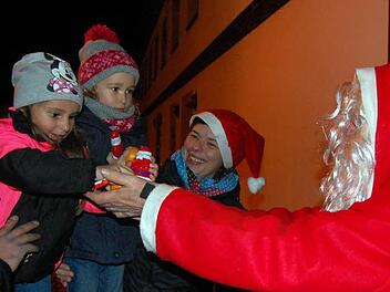 Der Nikolaus verteilte mit Unterstützung von Elke Werner Süßigkeiten. Darüber freuten sich Leczia (links) und Delia.  Foto: Andreas Welz