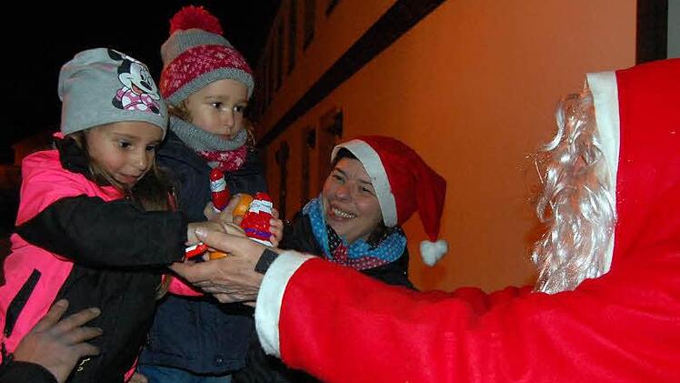Der Nikolaus verteilte mit Unterstützung von Elke Werner Süßigkeiten. Darüber freuten sich Leczia (links) und Delia.  Foto: Andreas Welz