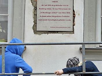 Die Gedenktafel am Haus Kapuzinerstraße 11 wurde schon angebracht. Ein kleiner Festakt folgt nun am 15. Februar. Foto: Ronald Rinklef