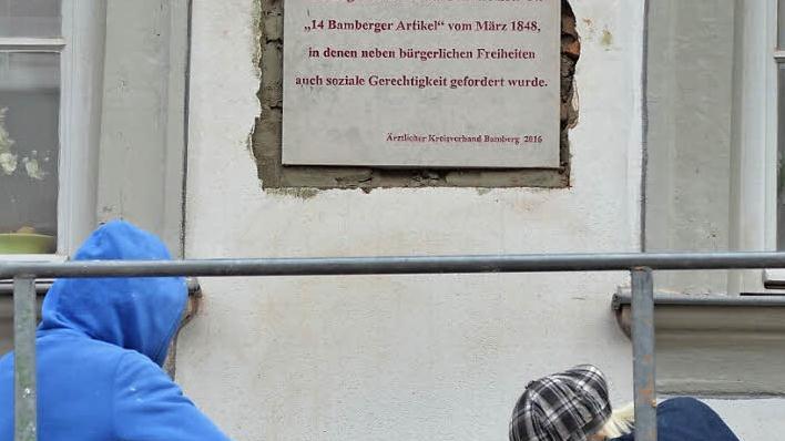 Die Gedenktafel am Haus Kapuzinerstraße 11 wurde schon angebracht. Ein kleiner Festakt folgt nun am 15. Februar. Foto: Ronald Rinklef