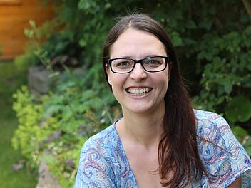 Emily Bold ist 36 Jahre alt, gelernte Chemielaborantin, lebt im Aischgrund, hat als Selbstverlegerin 600 000 E-Books verkauft und bezeichnet sich inzwischen als "Hybrid-Autorin", da sie seit 2015 mit dem Ullstein-Verlag zusammenarbeitet. Dort wurde jetzt "Lichtblaue Sommernächte" über eine krebskranke Frau gedruckt. Foto: Barbara Herbst