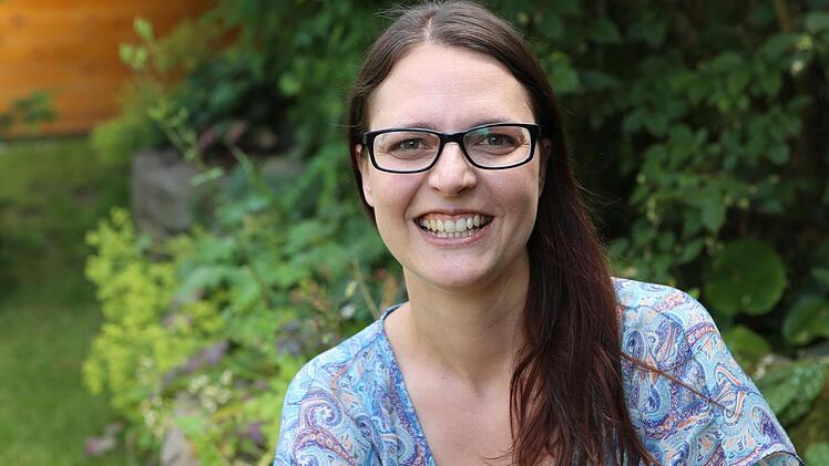 Emily Bold ist 36 Jahre alt, gelernte Chemielaborantin, lebt im Aischgrund, hat als Selbstverlegerin 600 000 E-Books verkauft und bezeichnet sich inzwischen als "Hybrid-Autorin", da sie seit 2015 mit dem Ullstein-Verlag zusammenarbeitet. Dort wurde jetzt "Lichtblaue Sommernächte" über eine krebskranke Frau gedruckt. Foto: Barbara Herbst